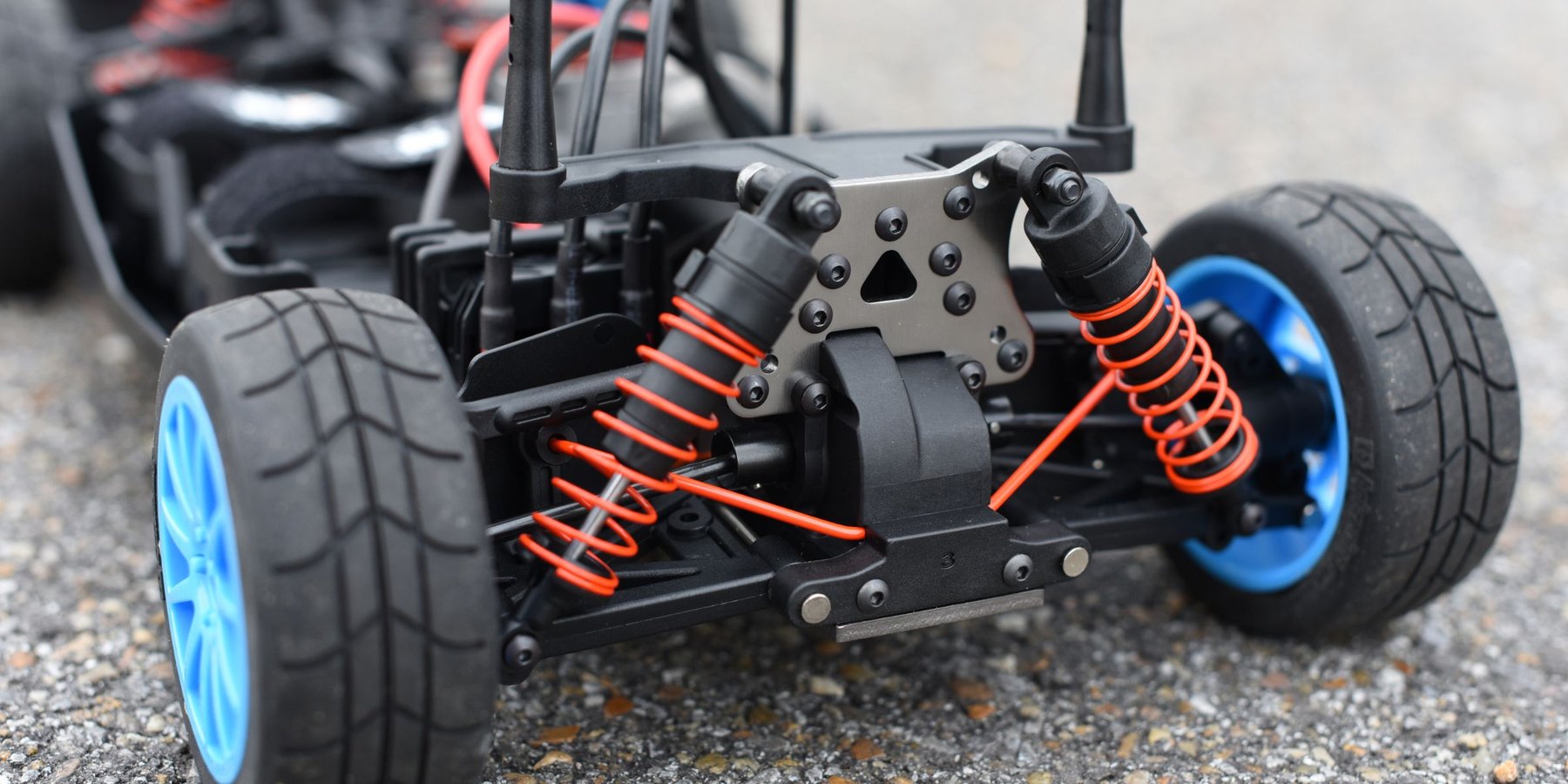 RC buggy suspension with shocks